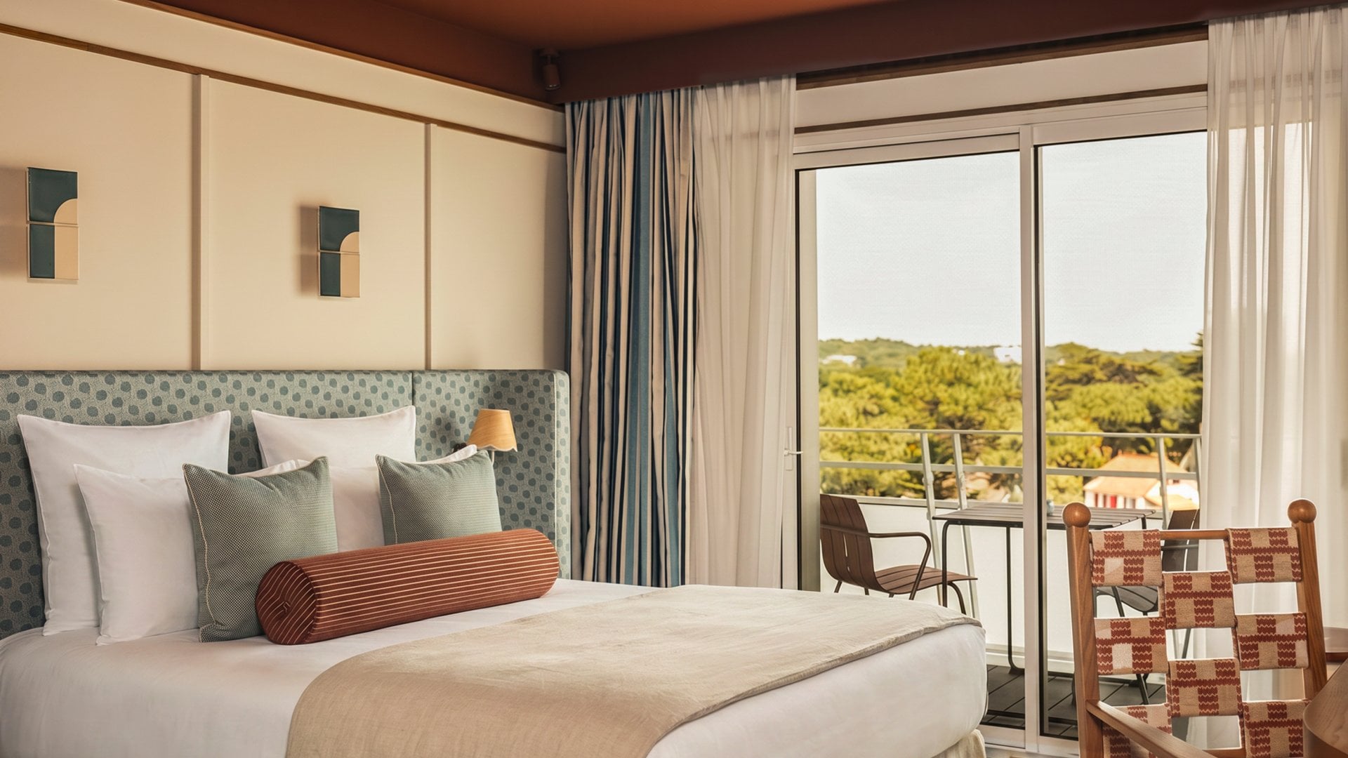 Chambre des Cimes Bleues à La Baule, décorée dans des tons terracotta, beige et bleu pour créer une atmosphère chaleureuse et élégante.
