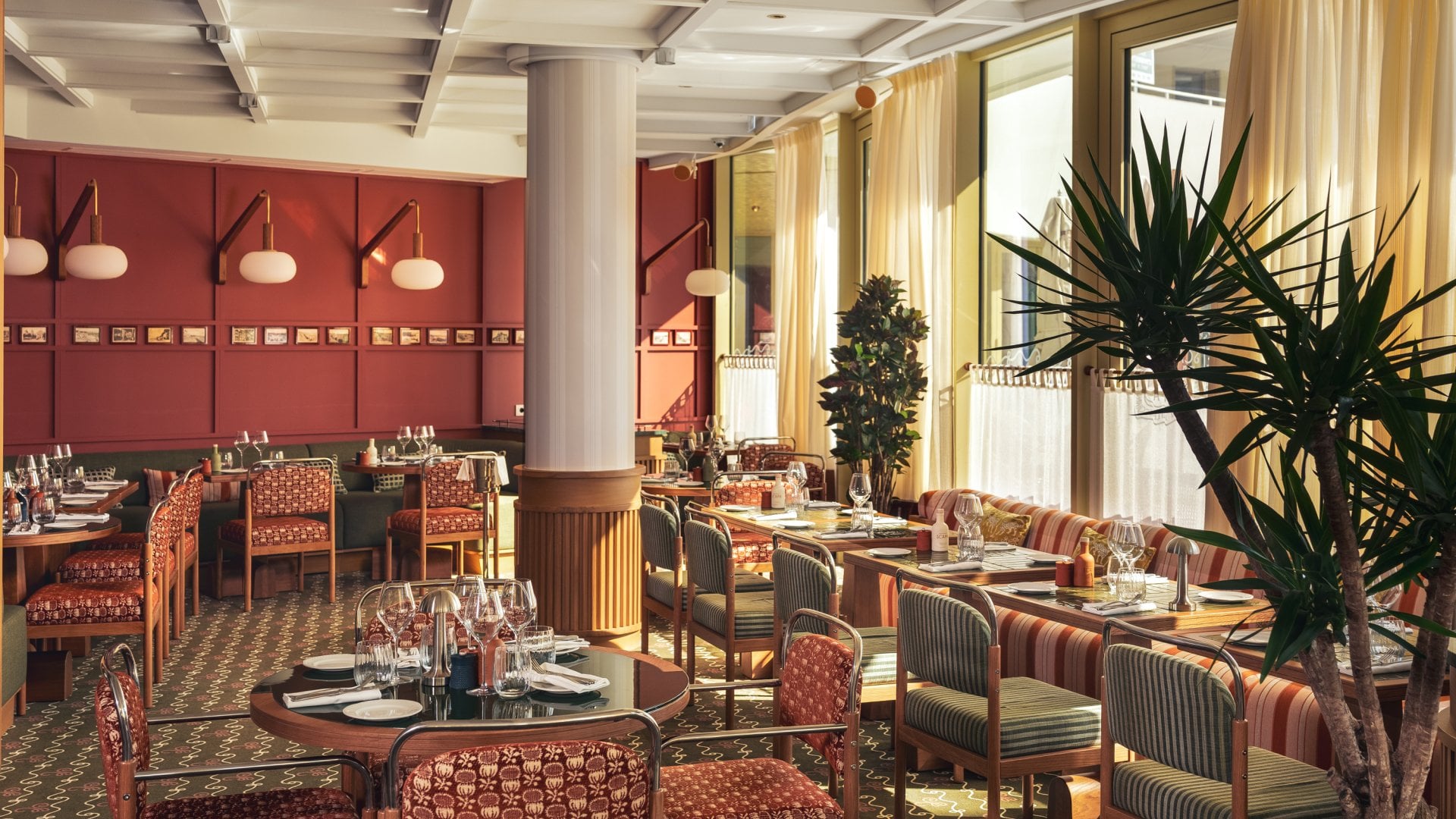 Salle du restaurant Scapa à La Baule, un espace élégant et chaleureux inspiré de l’Italie des années 60-70, au cœur des Cimes Bleues