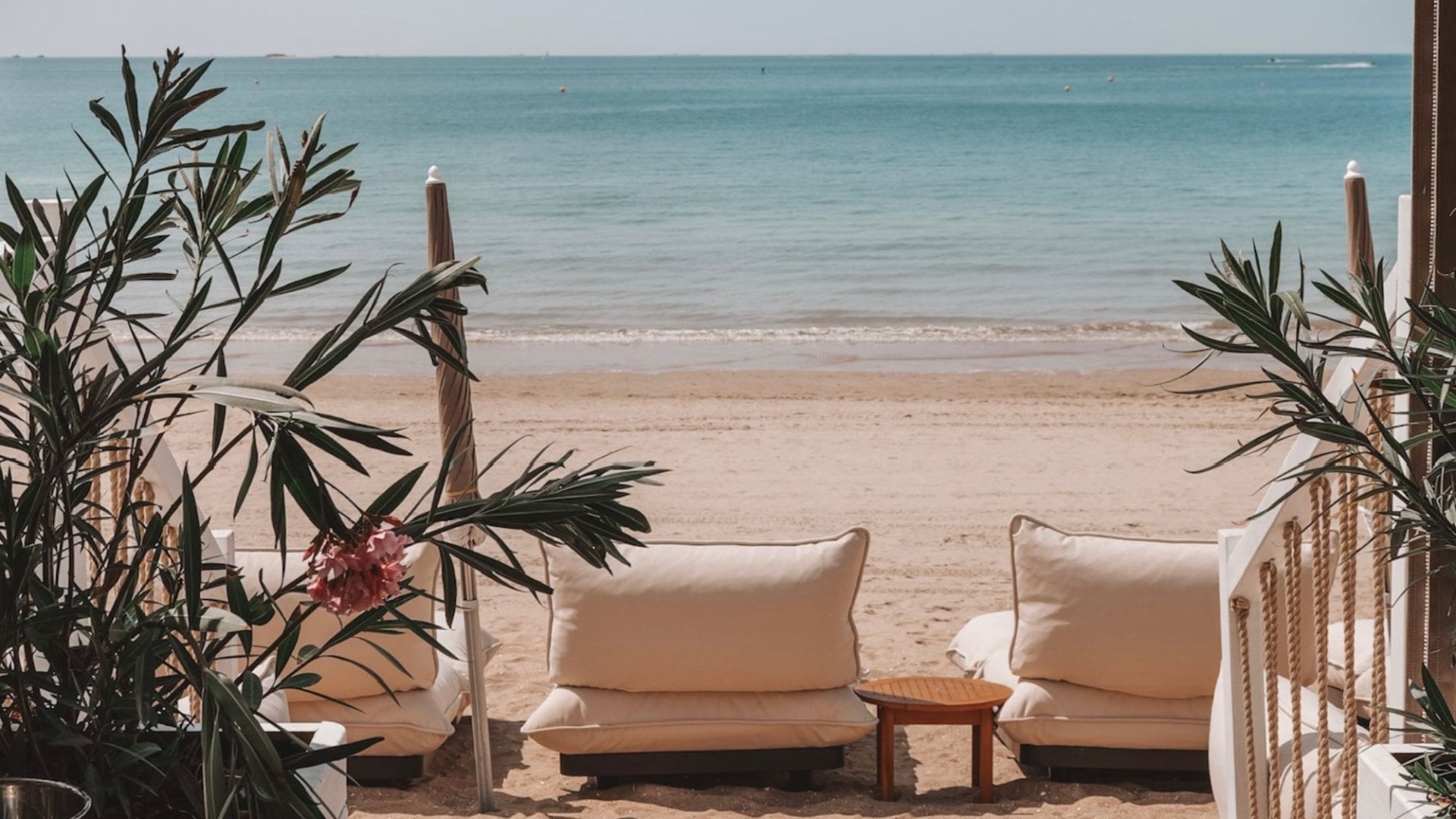 Les transats de La Cabane Bauloise offrent un espace de détente face à l’océan, sur la plage de La Baule.