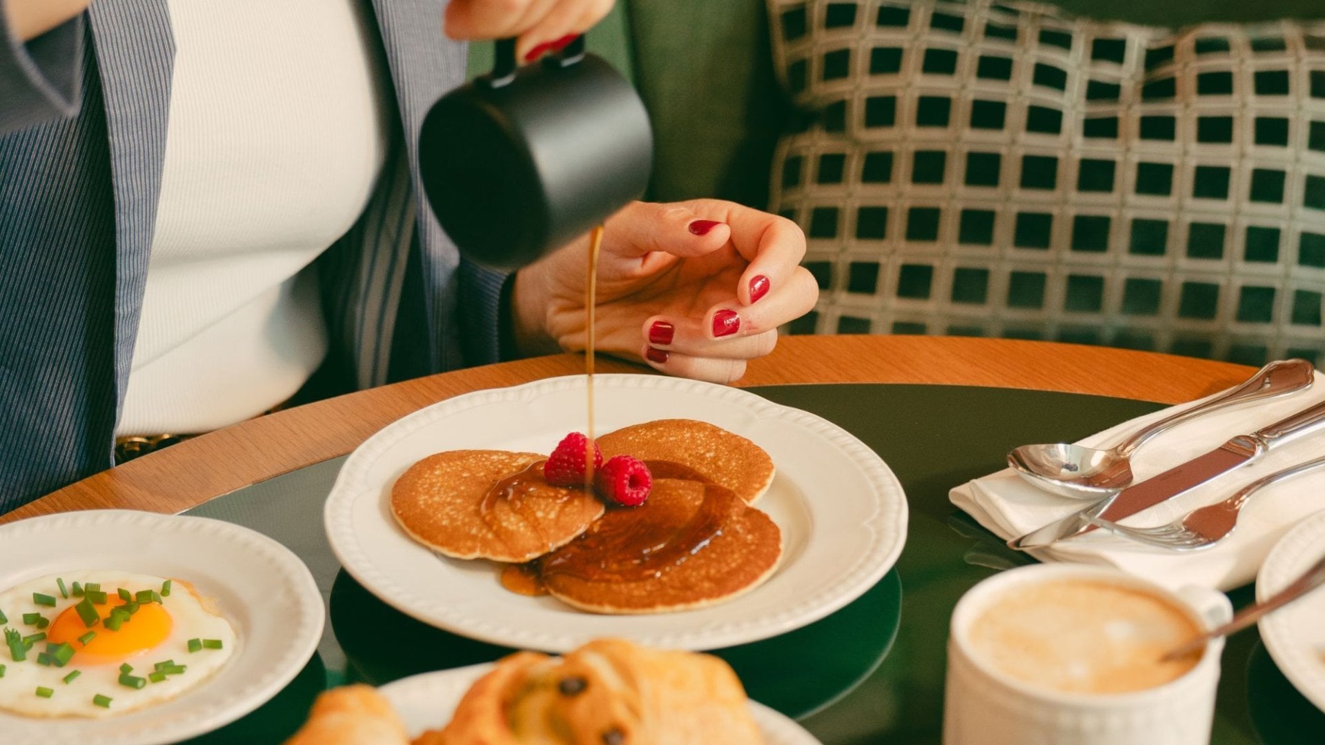 : Petit-déjeuner gourmand servi aux Cimes Bleues à La Baule, avec une sélection de produits locaux, de saison et de pâtisseries maison.